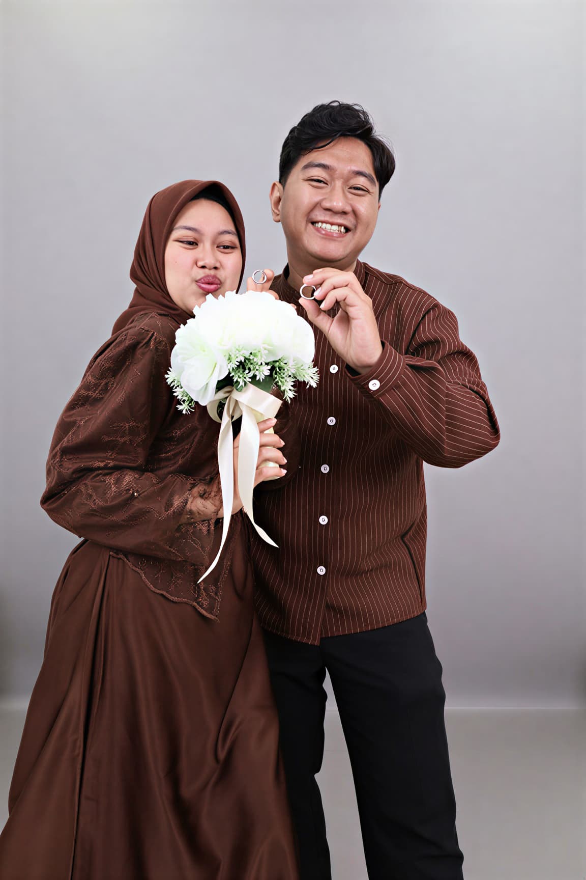 Puspa & Rafly — foto studio dengan buket bunga