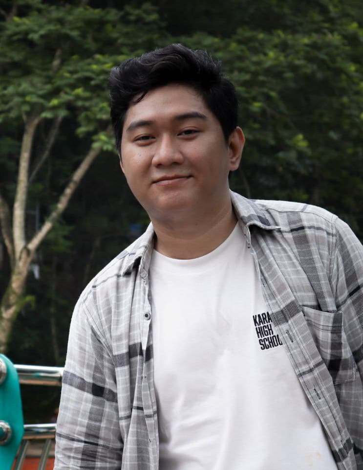 Rafly berpose kasual di luar ruangan