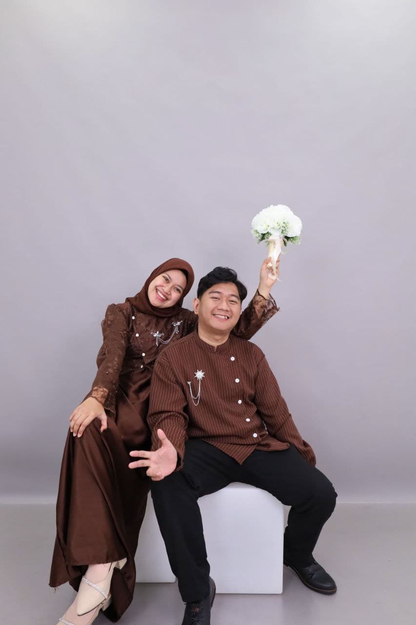 Puspa & Rafly duduk bersama dengan buket bunga