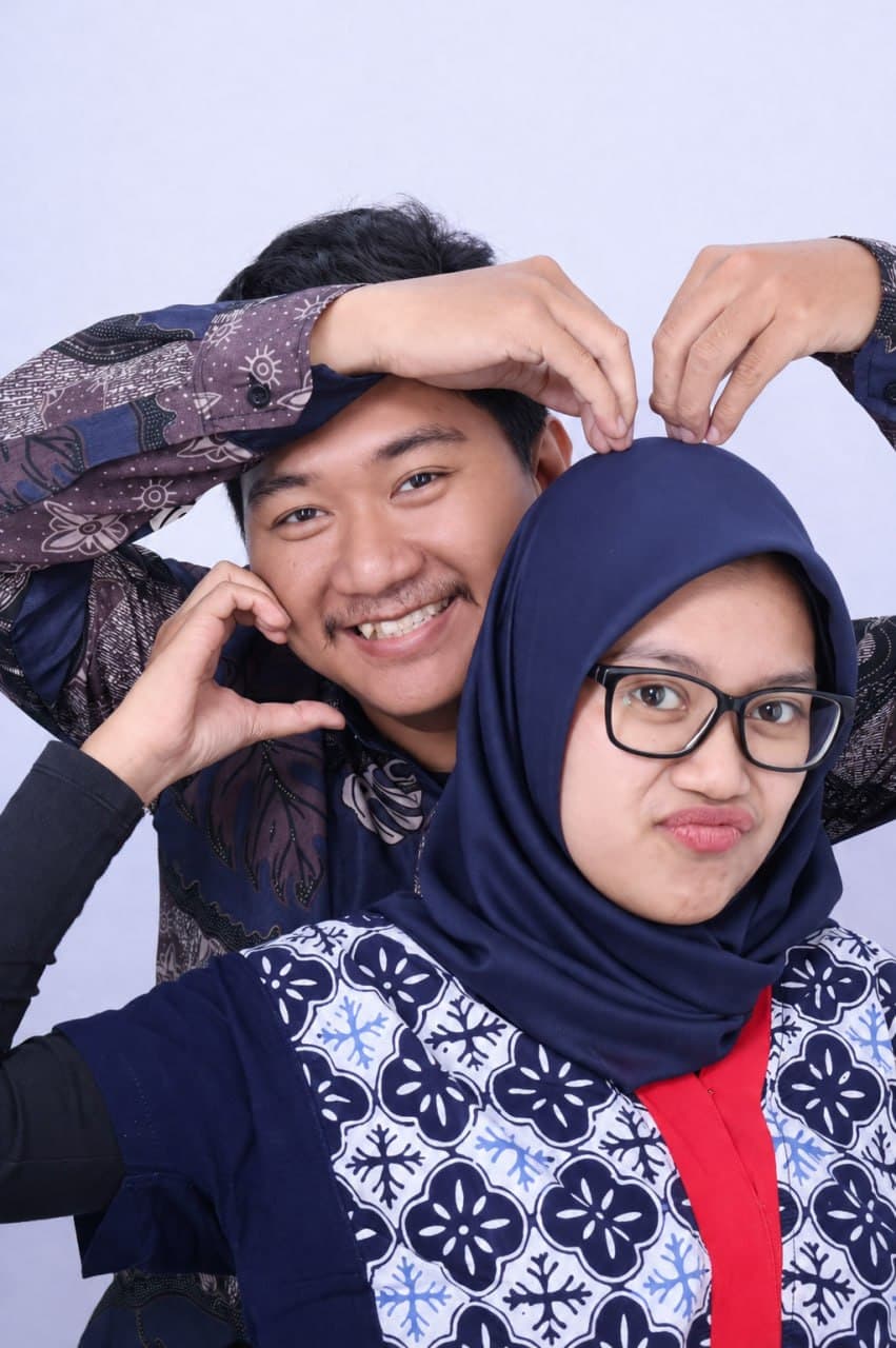Puspa & Rafly berpose ceria